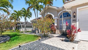 Property grounds - Waterfront Haven of Sunshine (Cape Coral)