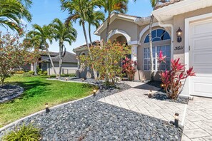 Property grounds - Waterfront Haven of Sunshine (Cape Coral)
