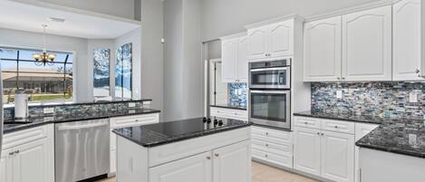 Kylskåp, mikrovågsugn, ugn och spishäll