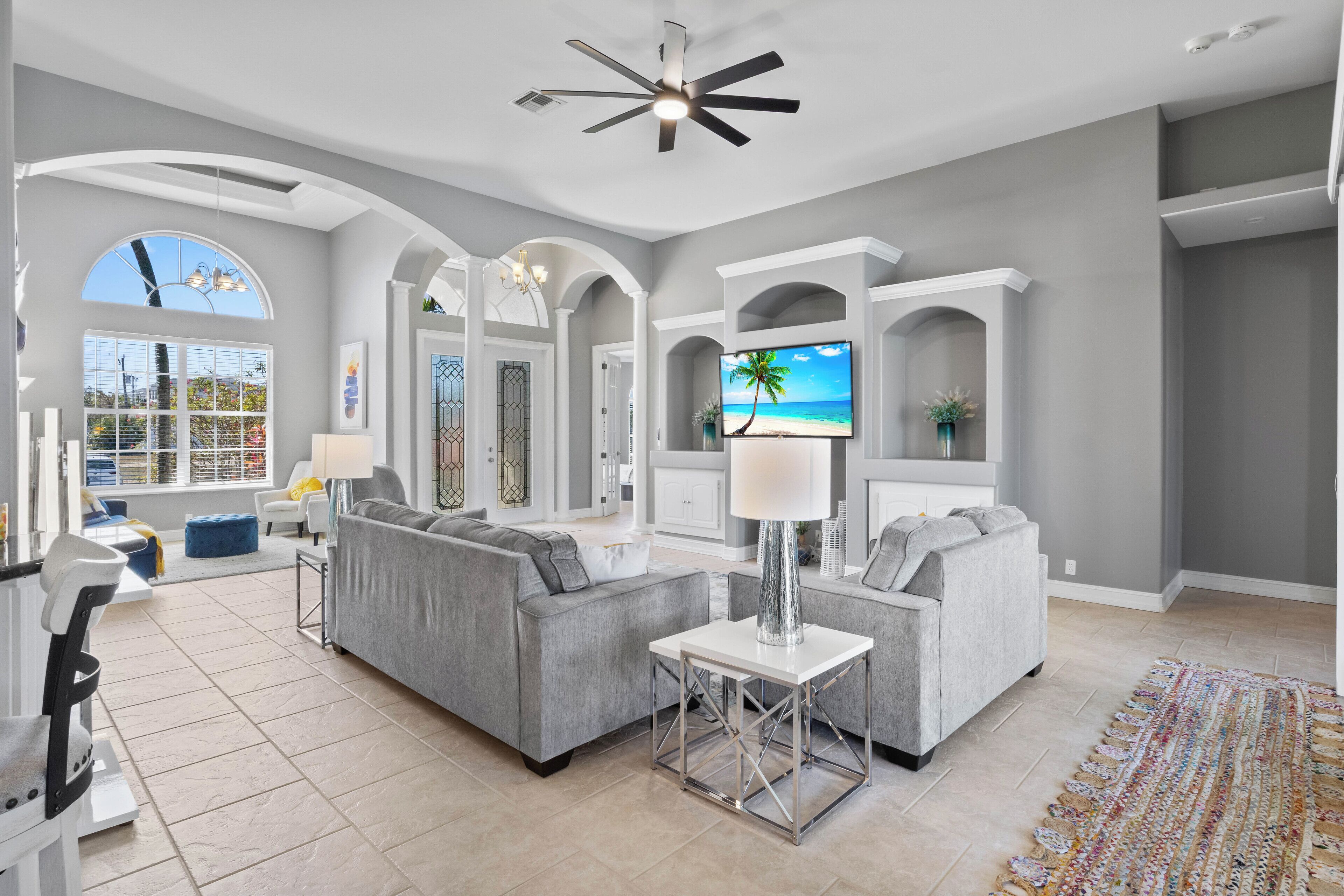 Una Smart TV, un reproductor de DVD, libros, una biblioteca de música