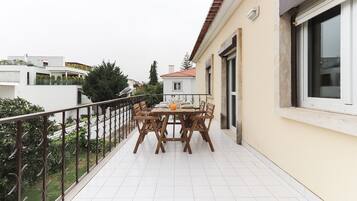 Departamento, vista al jardín | Espacio para trabajar con laptop y wifi gratis