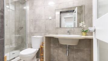 Departamento Deluxe, 2 habitaciones | Baño | Regadera, secadora de cabello, toallas, jabón