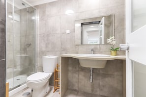 Apartamento luxo, 2 quartos | Banheiro | Chuveiro, secador de cabelo, toalhas de banho, sabonete