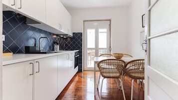 Appartement, uitzicht op tuin | Een laptopwerkplek, gratis wifi