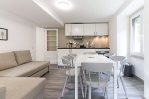 Apartamento luxo, 2 quartos | Área de estar