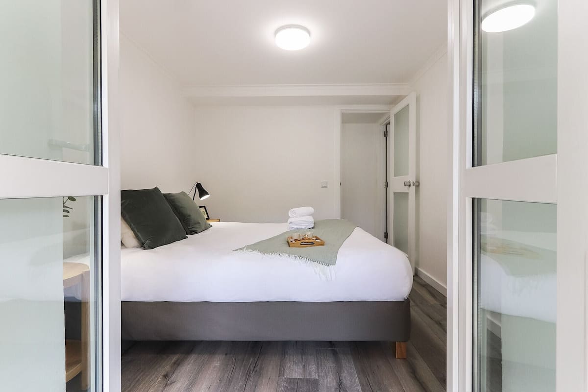 Apartamento luxo, 2 quartos | Espaço de trabalho para notebook, Wi-Fi de cortesia