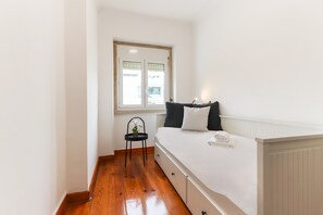 Apartamento, vista para o jardim | Espaço de trabalho para notebook, Wi-Fi de cortesia