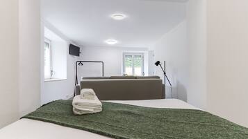 Deluxe Apartment | Laptop workspace, free WiFi