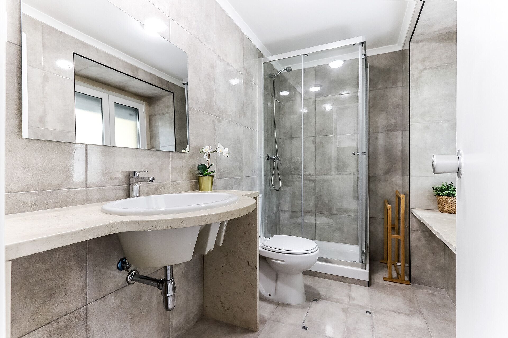 Deluxe Apartment | Bathroom | Shower, hair dryer, towels, soap