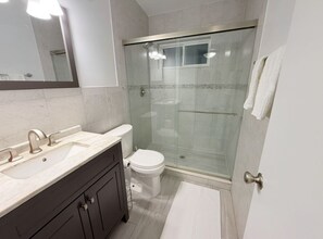Shower, towels, toilet paper - Charming 3-bedroom house with private pool and yard in Vero Beach, Florida (Vero Beach)