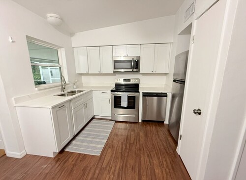 Charming 3-bedroom house with private pool in central beach area of Vero Beach