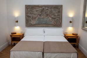 Rideaux occultants, chambres insonorisées, fer et planche à repasser