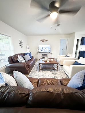 Living area - Angler's Paradise: Your Ultimate Fisherman's Getaway in Port Sulphur, LA (Port Sulphur)