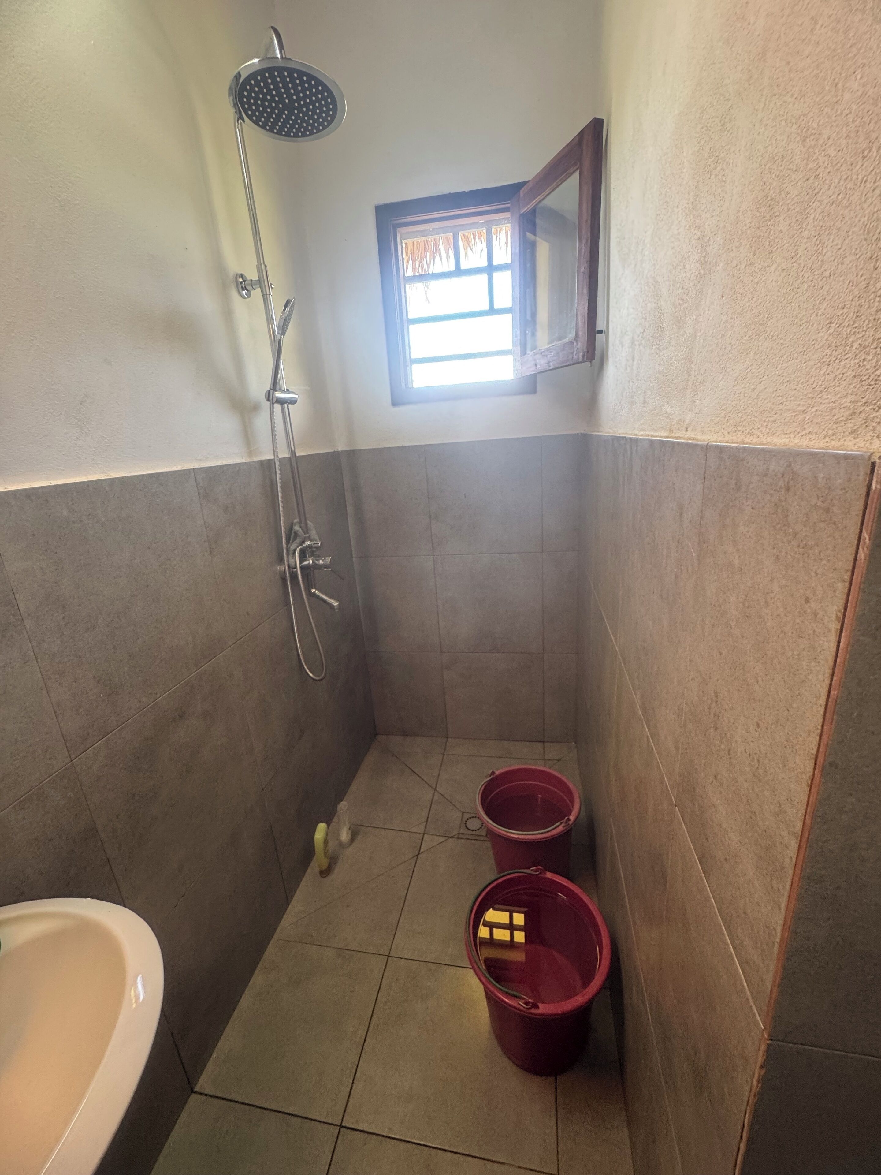Douche, serviettes fournies, savon, papier toilette