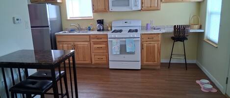 Micro-ondes, four, plaque de cuisson