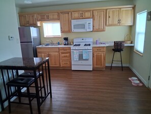 Microwave, oven, stovetop - Cute and Cozy 1-bedroom cottage in Two Rivers (Two Rivers)