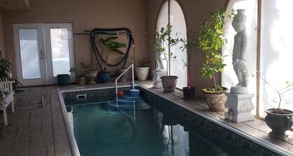 Cool 2-bedroom P/ house in Wears Valley, with putting green, deck, nature trails