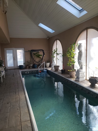 Cool 2-bedroom P/ house in Wears Valley, with putting green, deck, nature trails