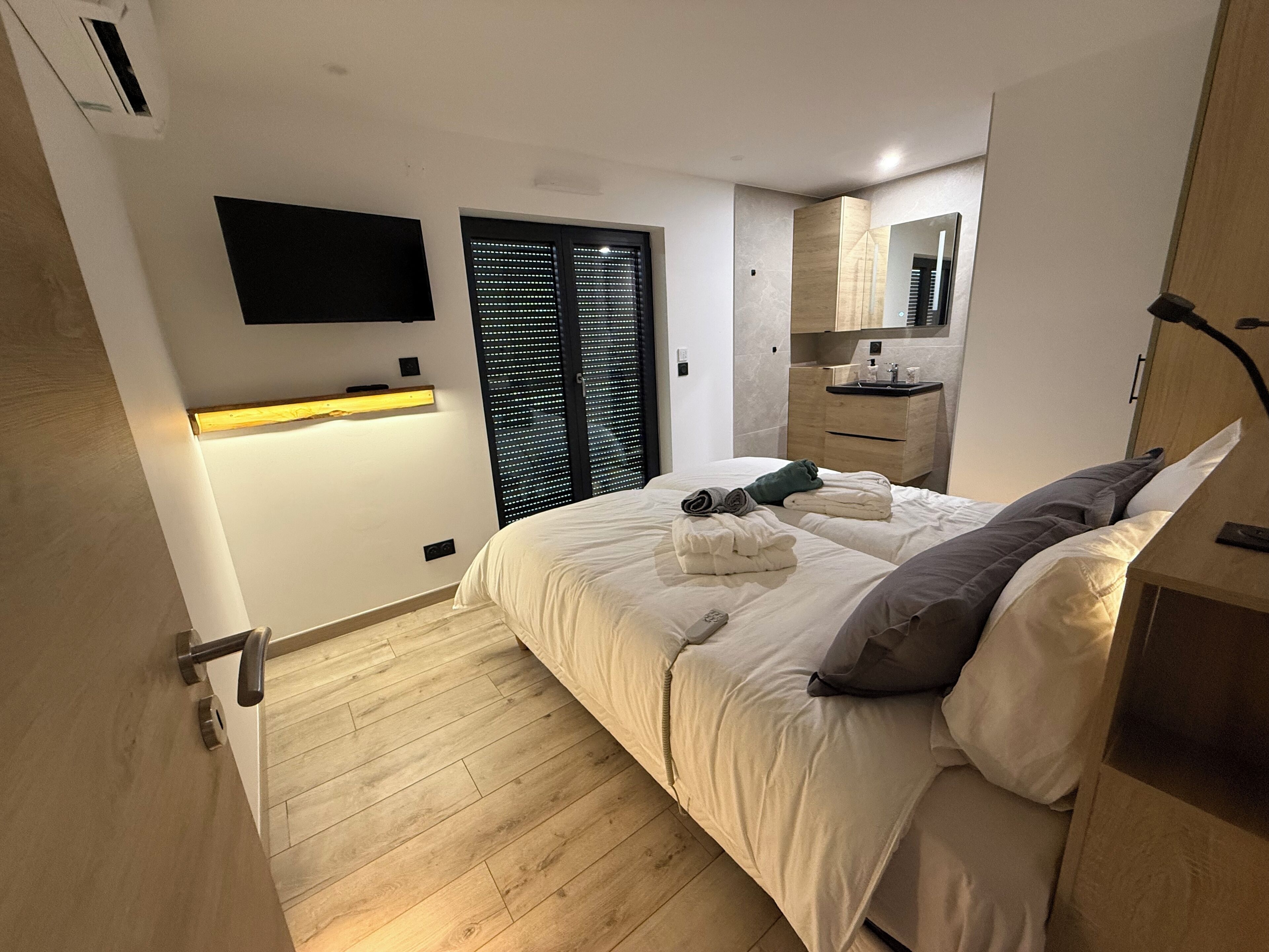 4 slaapkamers, reisbedje, wifi, beddengoed