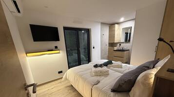 4 bedrooms, travel crib, WiFi, bed sheets