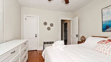 2 bedrooms, desk, iron/ironing board, WiFi