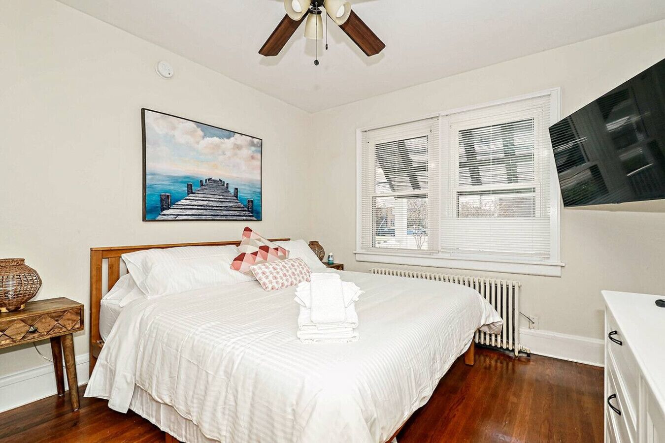 2 bedrooms, desk, iron/ironing board, WiFi