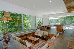 Maison familiale, balcon, vue sur la montagne | Aire de séjour | Téléviseur connecté de 50 po avec télévision par câble