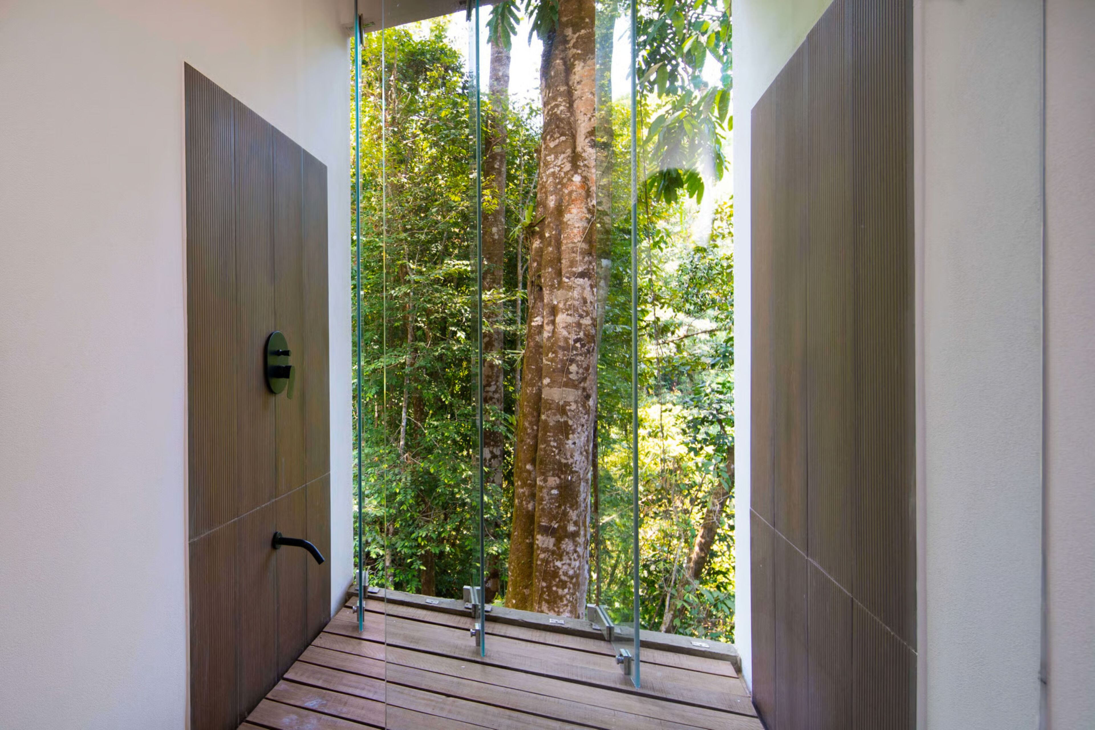 家庭独立别墅, 阳台, 山景 | 浴室 | 淋浴设施、毛巾、肥皂、洗发水