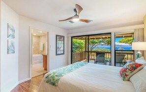 Ein Schlafzimmer mit Bett, Deckenventilator, Meerblick und einem Balkon mit Meerblick.