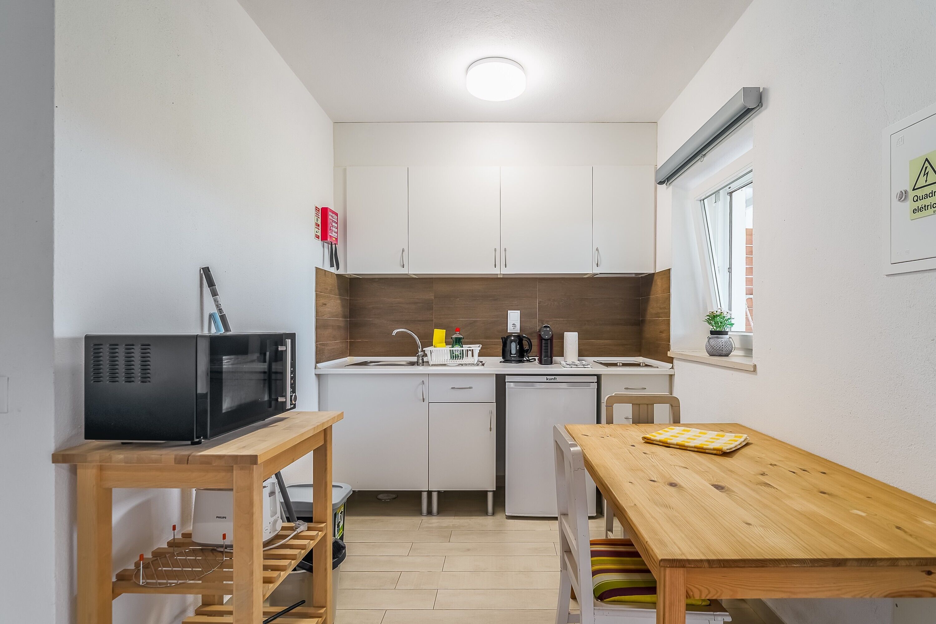 Geladeira, micro-ondas, chaleira elétrica, torradeira