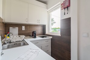 Een koelkast, een magnetron, een kookplaat, een waterkoker