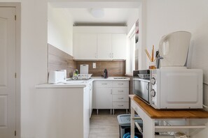 Jääkaappi, mikroaaltouuni, liesi, vedenkeitin