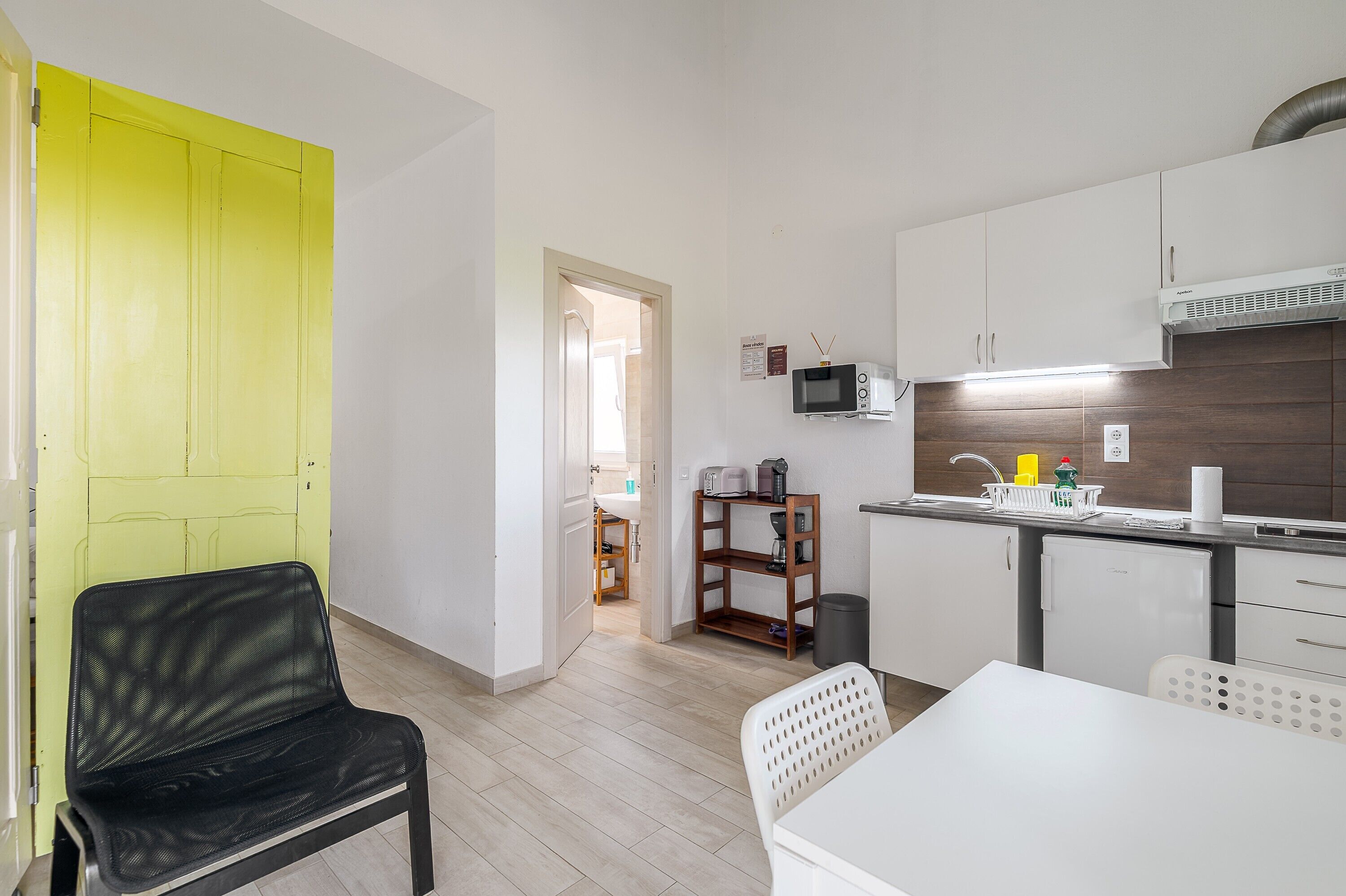 Geladeira, micro-ondas, cooktop, chaleira elétrica