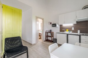 Jääkaappi, mikroaaltouuni, liesi, vedenkeitin