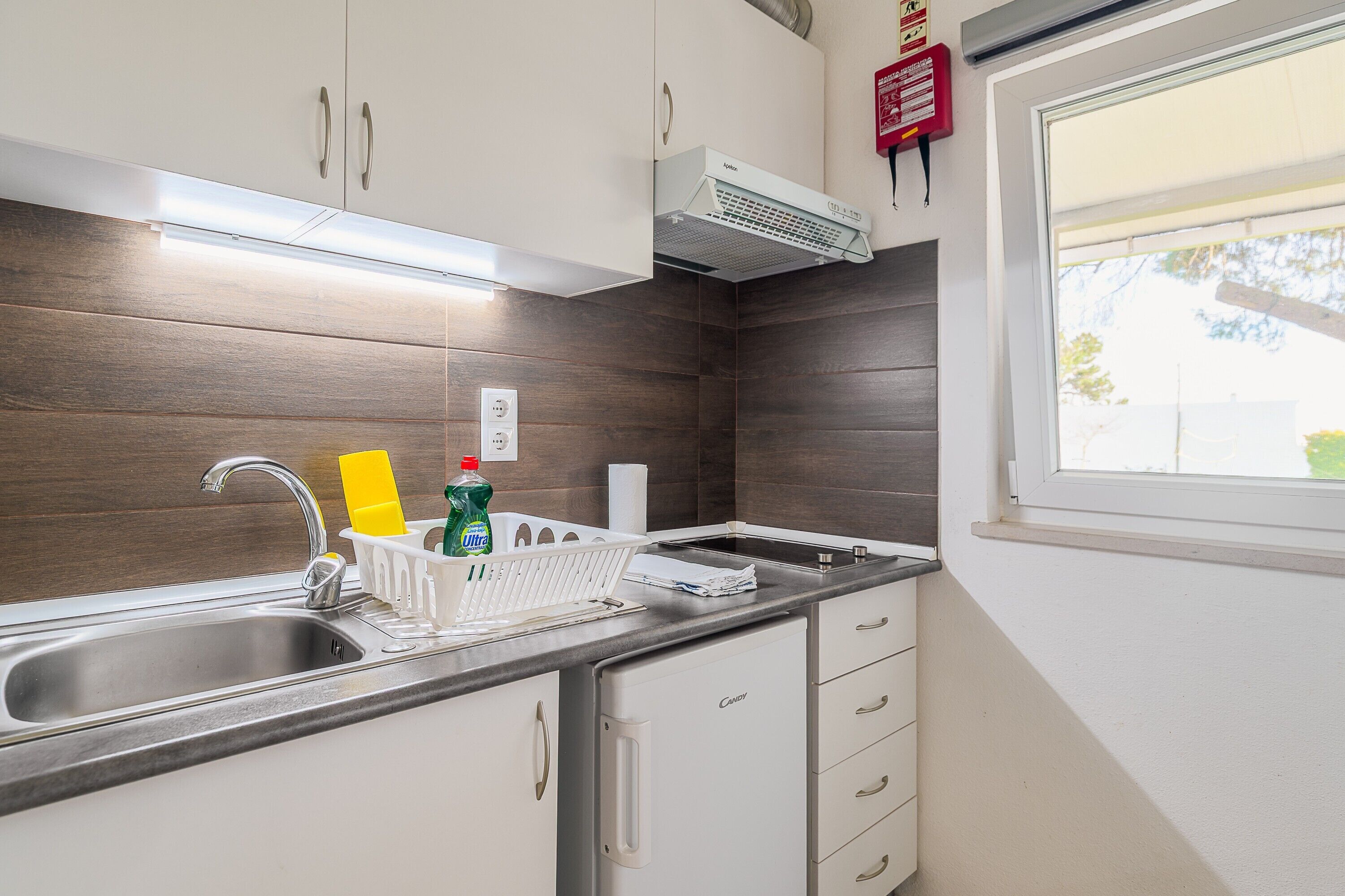 Een koelkast, een magnetron, een kookplaat, een waterkoker