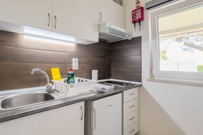 Jääkaappi, mikroaaltouuni, liesi, vedenkeitin