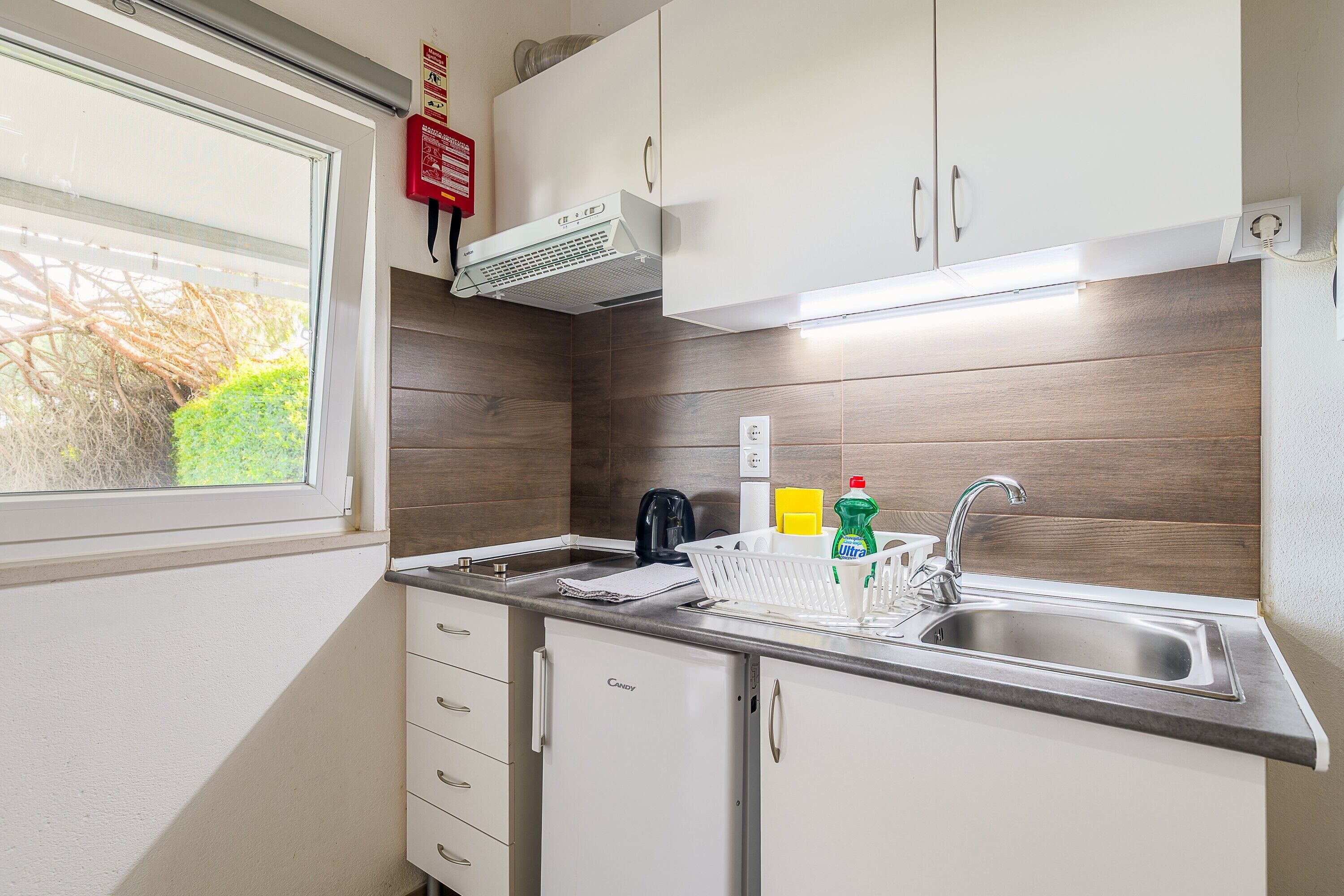 Kjøleskap, mikrobølgeovn, kokeplater og vannkoker