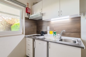 Jääkaappi, mikroaaltouuni, liesi, vedenkeitin