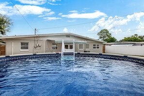 Outdoor pool - Palm Breeze-8 min to the beach! 3BR getaway, private pool & grill, pet friendly (Largo)