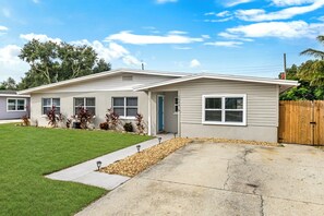 Exterior - Palm Breeze-8 min to the beach! 3BR getaway, private pool & grill, pet friendly (Largo)