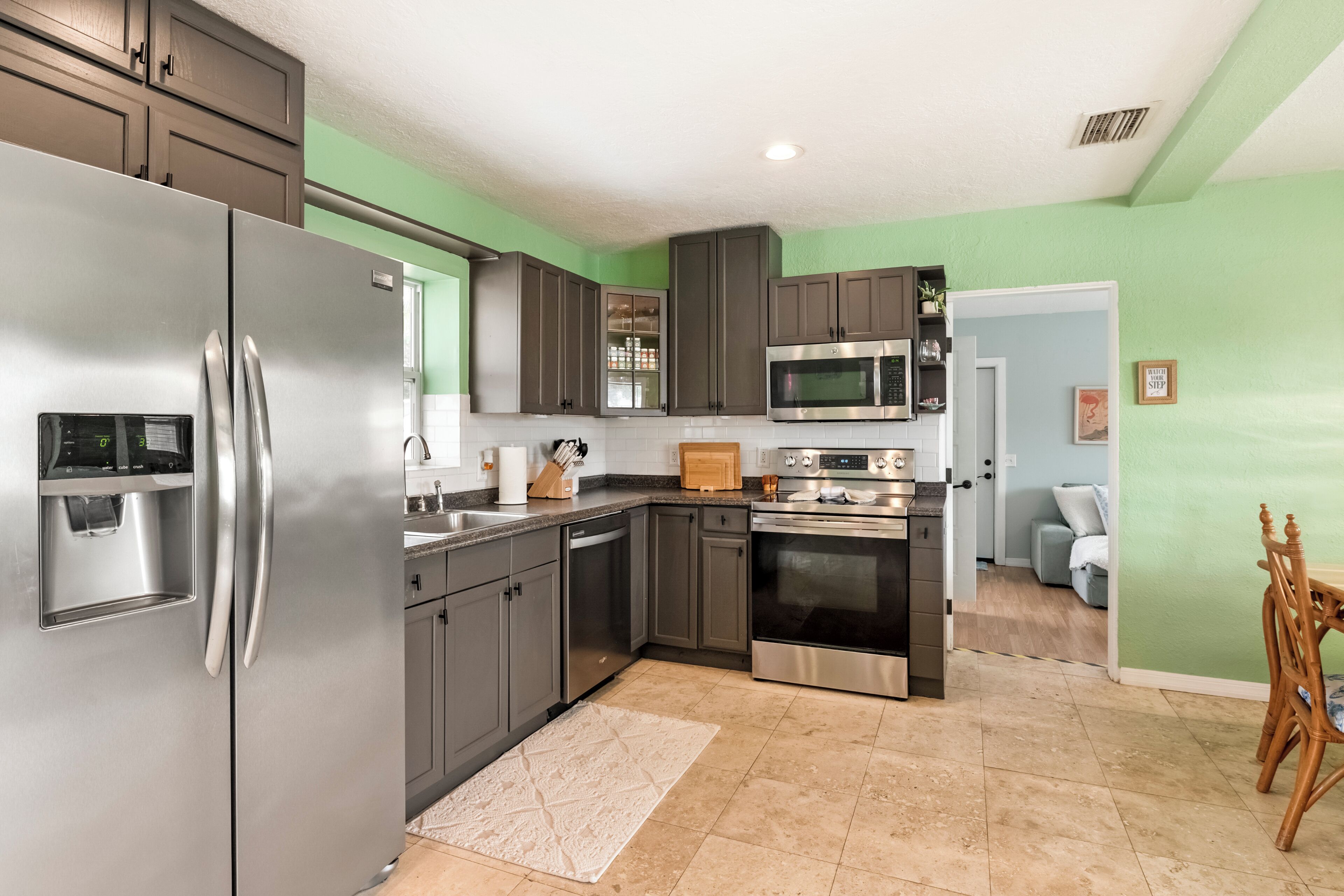 Kjøleskap, mikrobølgeovn, ovn og kokeplater