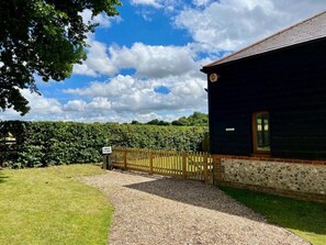 Property grounds - Beautiful Hampshire at Mulberry Barn Annexe (Micheldever)