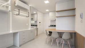 Private kitchen - Modern studio | 500m from UFSC | Dining #CARV05 (Florianópolis)