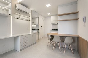 Geladeira, micro-ondas, fogão