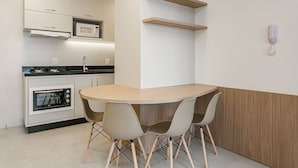 Private kitchen - Modern studio | 500m from UFSC | Dining #CARV05 (Florianópolis)