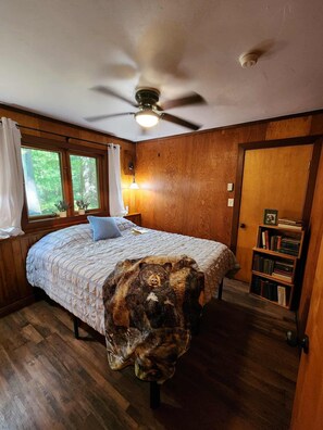 3 bedrooms, WiFi, bed sheets - Camp Runamuck Cabin (Williamstown)