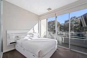 2 bedrooms, desk, iron/ironing board, internet