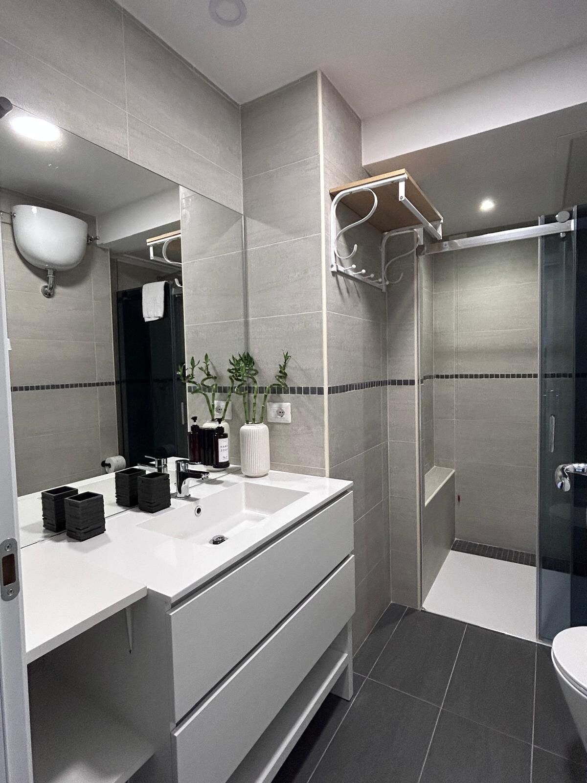 Dusche, Haartrockner, Bidet, Handtücher