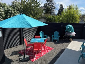 Outdoor dining - Art Houz Penticton: Colour, Creativity and Comfort in the
Okanagan Valley (Penticton)