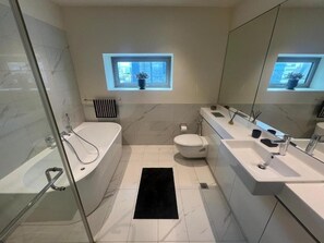 Luxury-Apartment, Stadtblick | Badezimmer